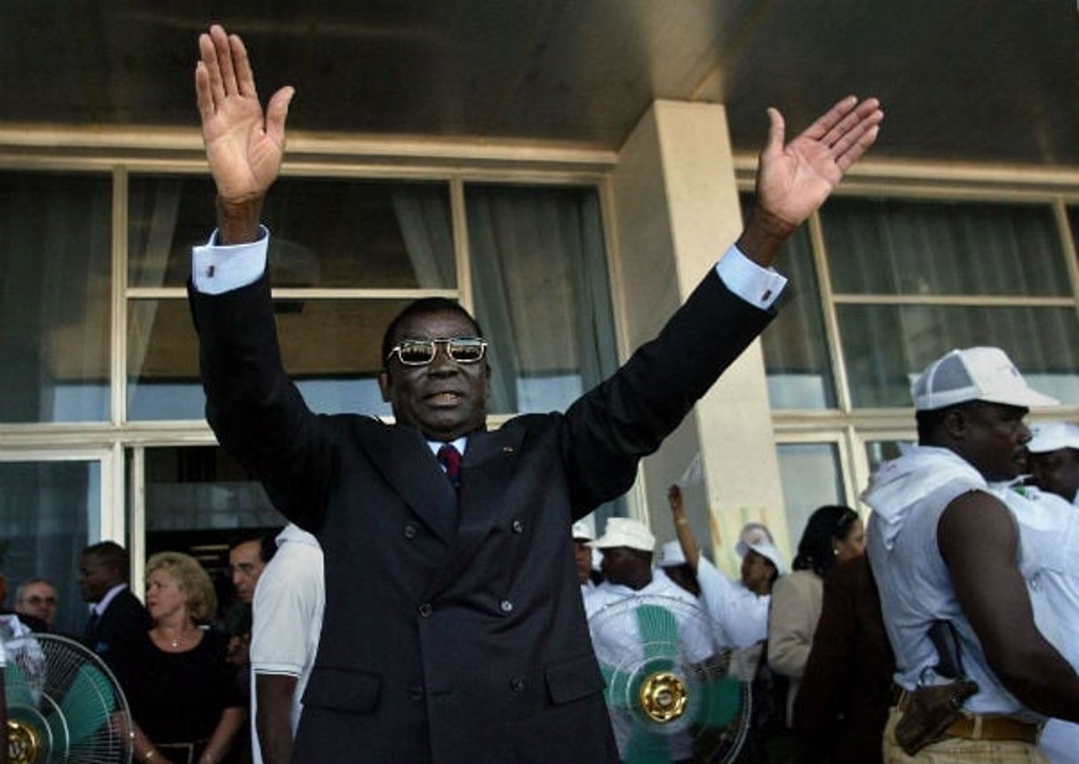 Le président togolais Gnassingbé Eyadéma fait un geste pour la foule alors qu’il termine sa campagne présidentielle avec un rassemblement près de sa ville natale au siège du parti à Kara au nord du Togo, le 30 mai 2003 © Ben Curtis/AP/SIPA/