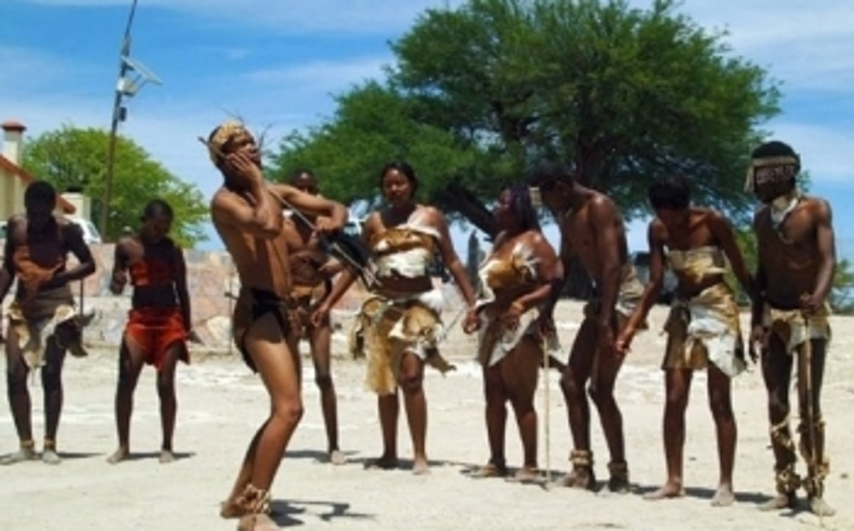 Un bushman Haikom danse, le 15 novembre 2008 Ã  Seringkop (Namibie)