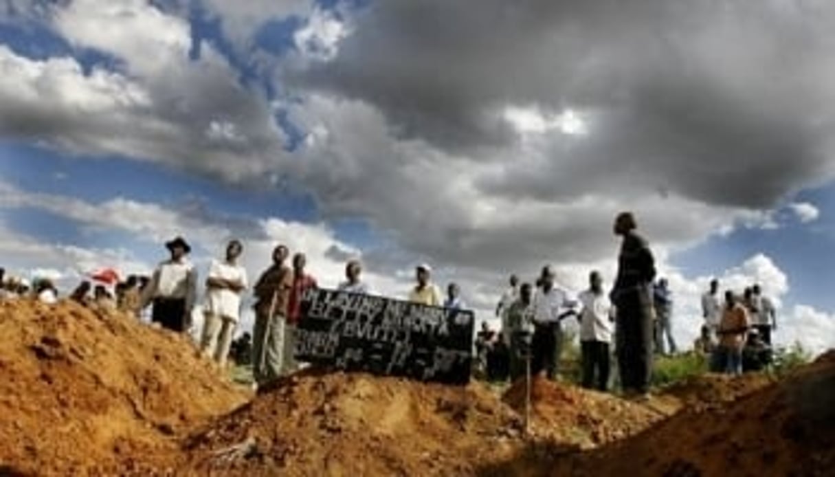 Une famille zimbabwÃ©enne enterre une proche dÃ©cÃ©dÃ©e du cholÃ©ra Ã  Harare le 8 dÃ©
