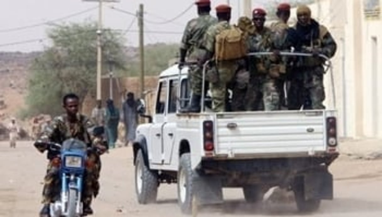 Des reprÃ©sentants des rebelles touareg et du gouvernement malien le 3 avril 2008 Ã  Tripoli