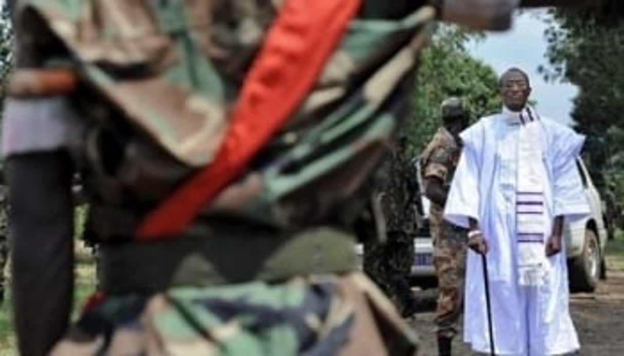 Un soldat de l’armÃ©e congolaise porte de la nourriture le 8 dÃ©cembre 2008 prÃ¨s de Kibati da