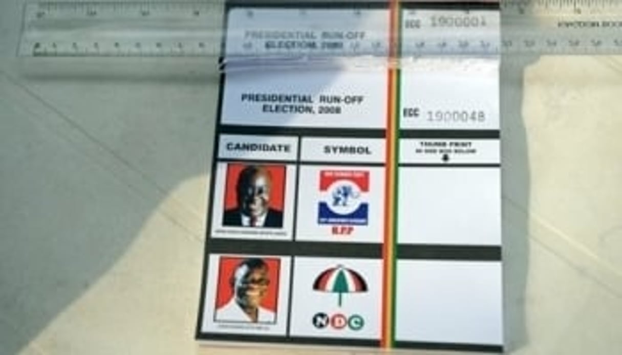 Le candidat John Attah Mills vote lors du 2e tour de la prÃ©sidentielle au Ghana, le 28 dÃ©cembr