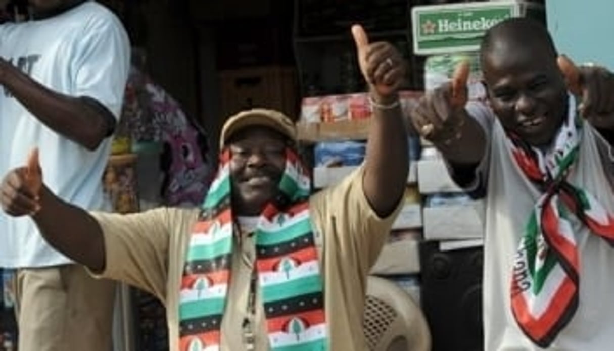 Le candidat de l’opposition ghanÃ©enne John Atta-Mills vote au 2e tour de la prÃ©sidentielle, le