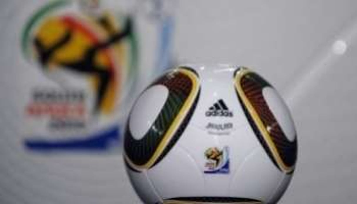 Le Jabulani , ballon officiel de la Coupe du Monde, présenté le 4 décembre 2009 au Cap © AFP
