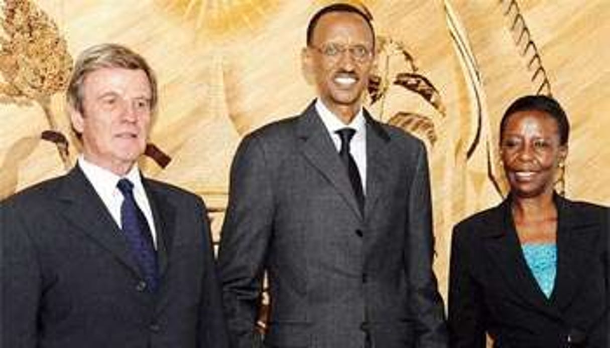 Paul Kagamé, Bernard Kouchner et Louise Mushikiwabo, le 7 janvier à Kigali © AFP