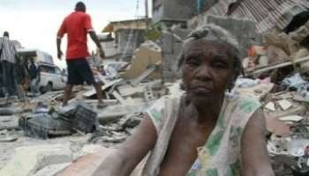 Une femme au milieu des décombres à Haïti, frappé le 12 janvier 2010 par un violent séisme © AFP