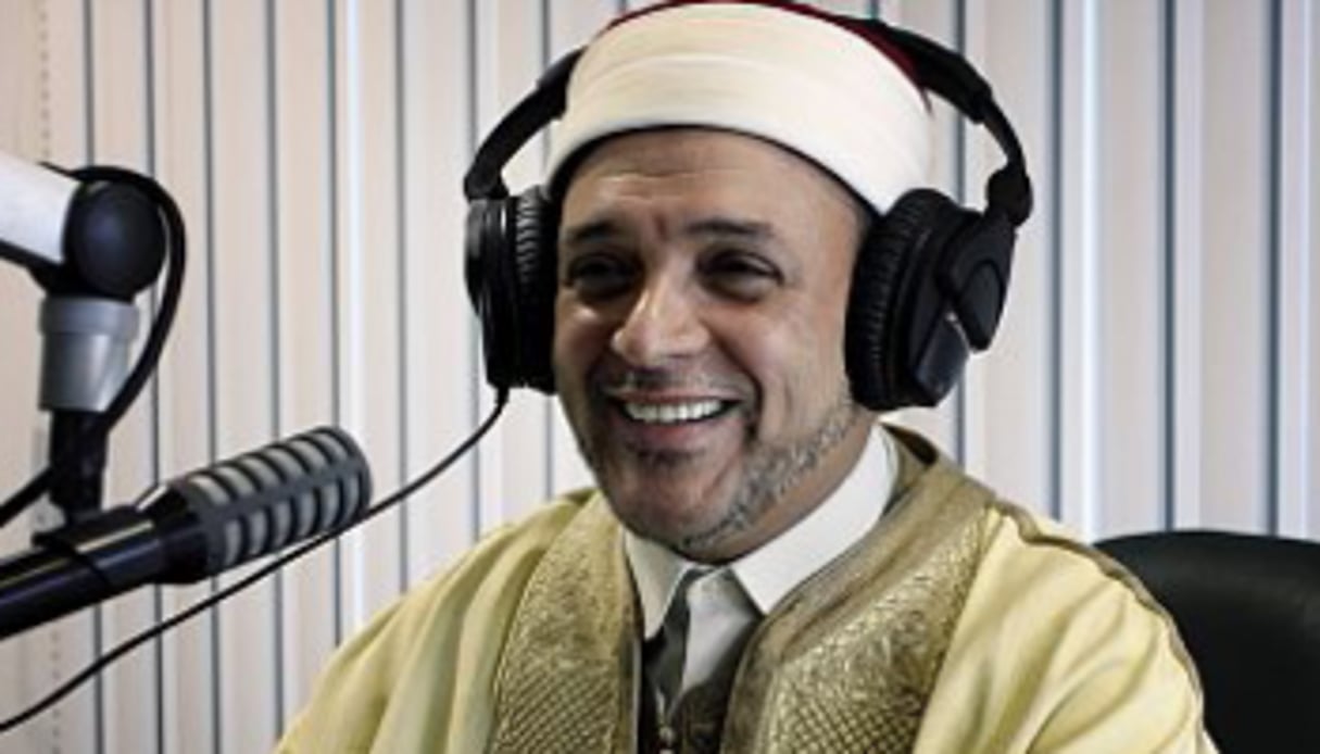 Le cheikh Mohamed Machfar dans les studios de Radio Zitouna FM, le 21 octobre © Alfred de Montesquiou/AP/Sipa Press