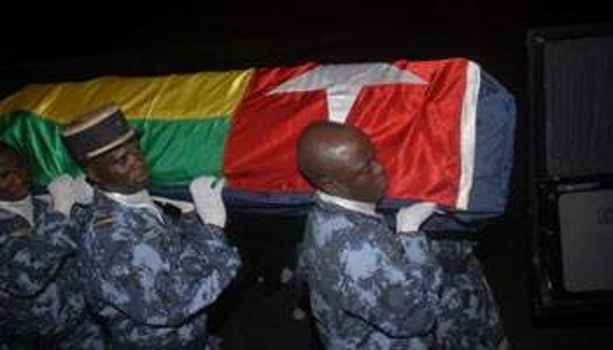 Des gendarmes portent le cercueil d’une des victimes de l’attaque contre les togolais © AFP