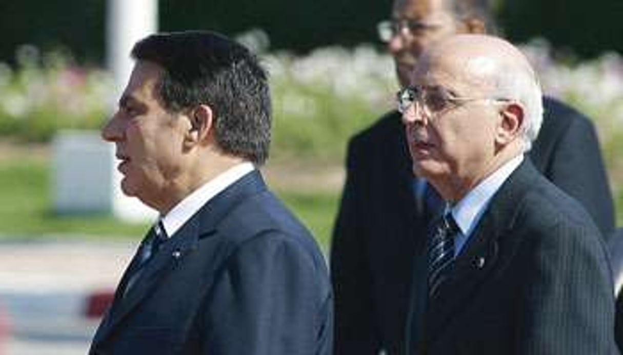 Le président Ben Ali (à g.) a reconduit Mohamed Ghannouchi (à d.) au poste de Premier ministre © Hichem