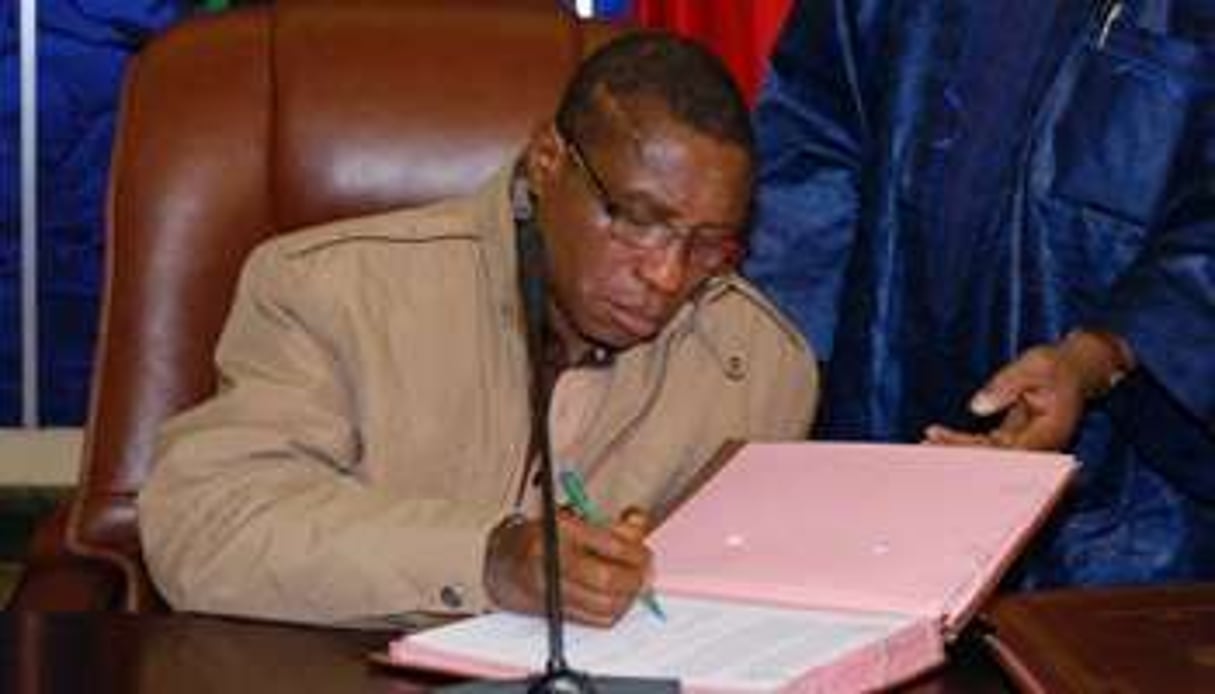Moussa Dadis Camara, en civil, signe l’accord le 15 janvier. Il n’a pas pris la parole. © AFP