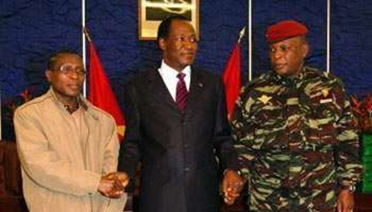 Dadis, Compaoré et Konaté après la signature de l’accord de sortie de crise © AFP