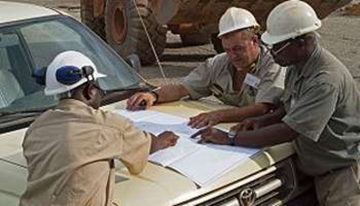 Des ingénieurs en pleine discussion sur le site d’une mine d’or au Ghana © Alamy