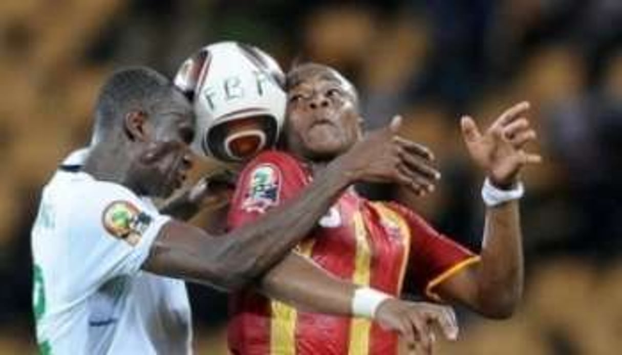 Mohamed Koffi (G) du Burkina Faso et Dede Ayew du Ghana à la lutte pour le ballon, le 19 janvier © AFP