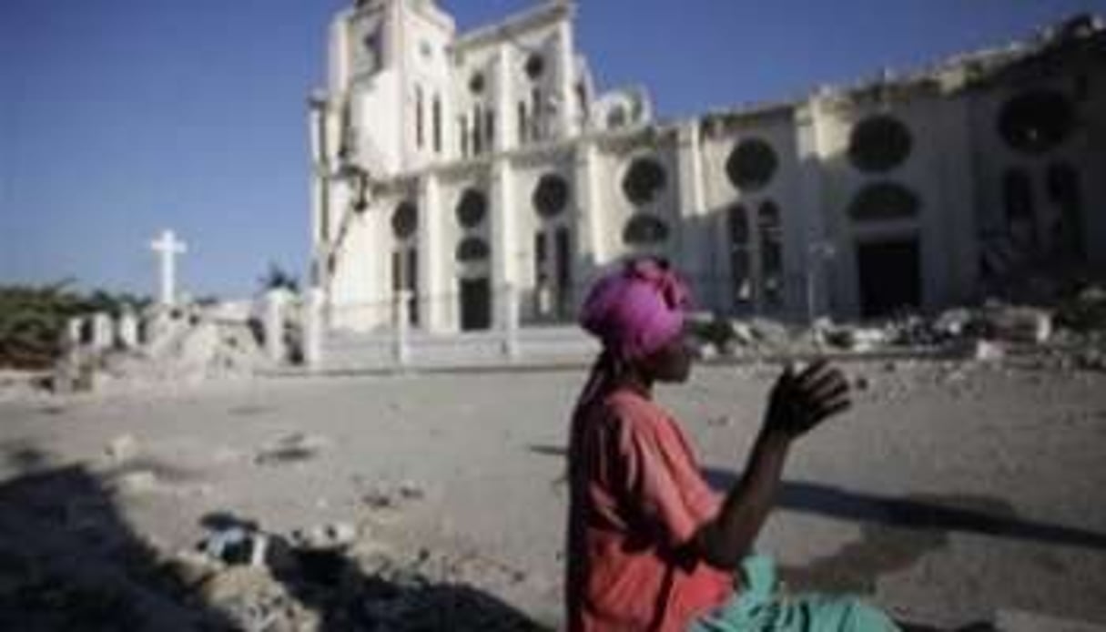 Prière devant la cathédrale détruite de Port-au-Prince, le 17 janvier © AP
