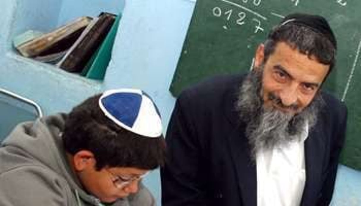 Haïm Bittan visitant une école juive, le 6 mai 2007 à Djerba. © Hichem