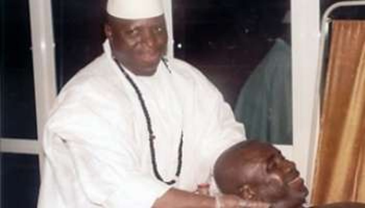 Yaya Jammeh prétend avoir trouvé un remède au Sida. Ici avec un « patient » en 2007 © Irin