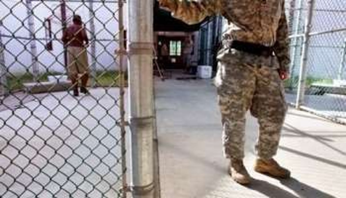 Photo de l’armée américaine : un garde à l’entrée d’une cour de Guantanamo, 21 janvier 2009 © AFP