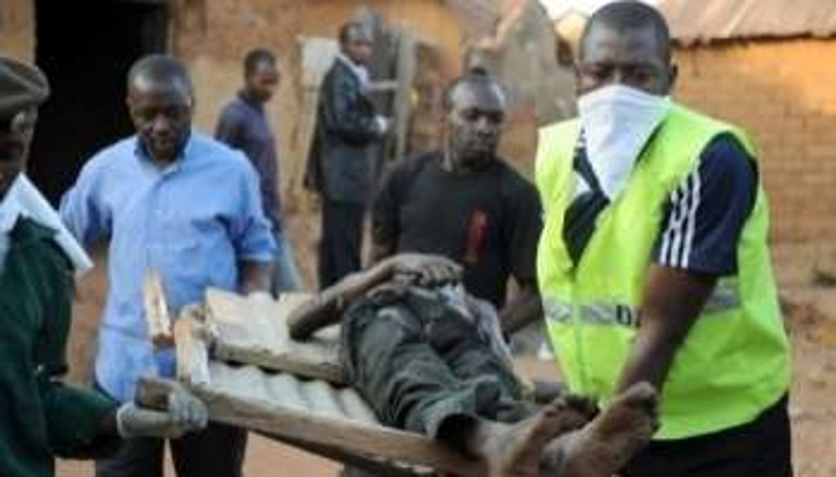 Le cadavre d’une victime d’affrontements extrait d’un puit à Kuru Karama le 21 janvier © AFP