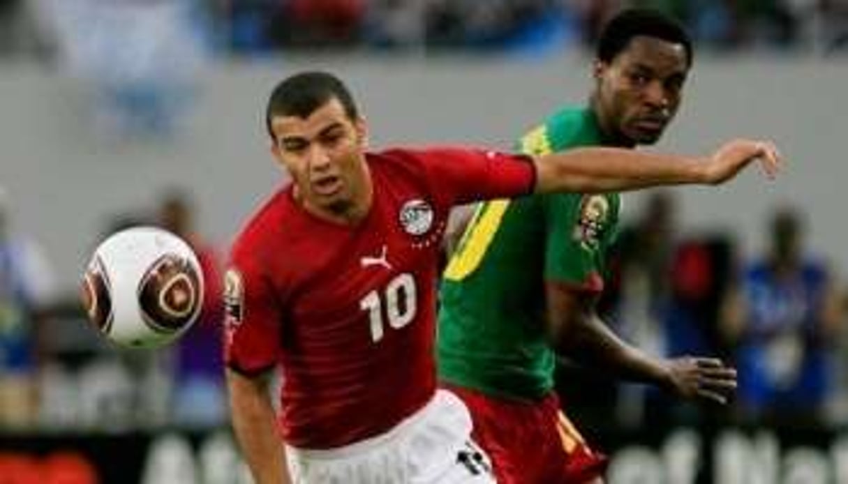 L’Egyptien Emad Moteab (G) aux prises avec le Camerounais Mandjeck Constant lors des 1/4 de finale