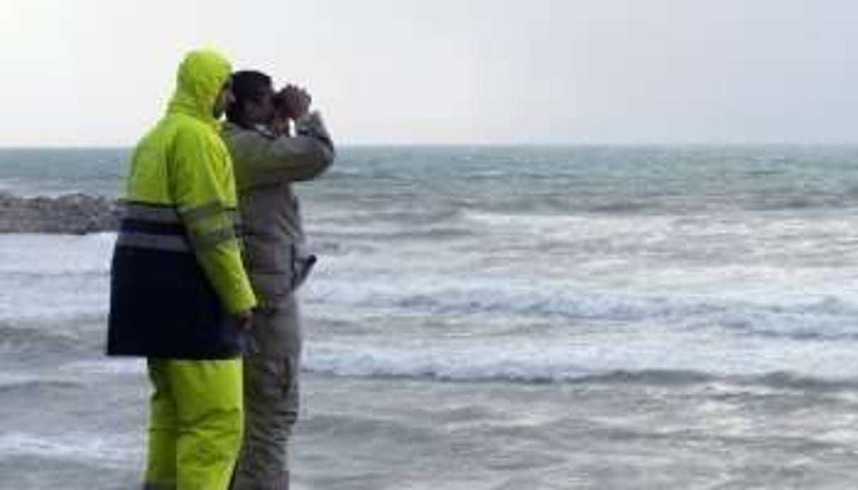 Des secouristes scrutent la mer après le crash du 25 janvier 2010, au large de Beyrouth © AFP