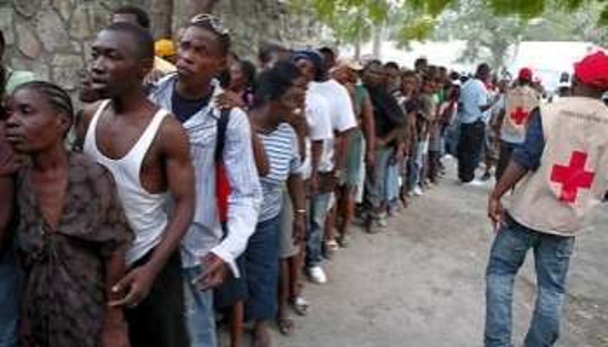 Des rescapés du séisme font la queue devant les bureaux d’aide humanitaire, à Haïti © CICR/M. Kokic