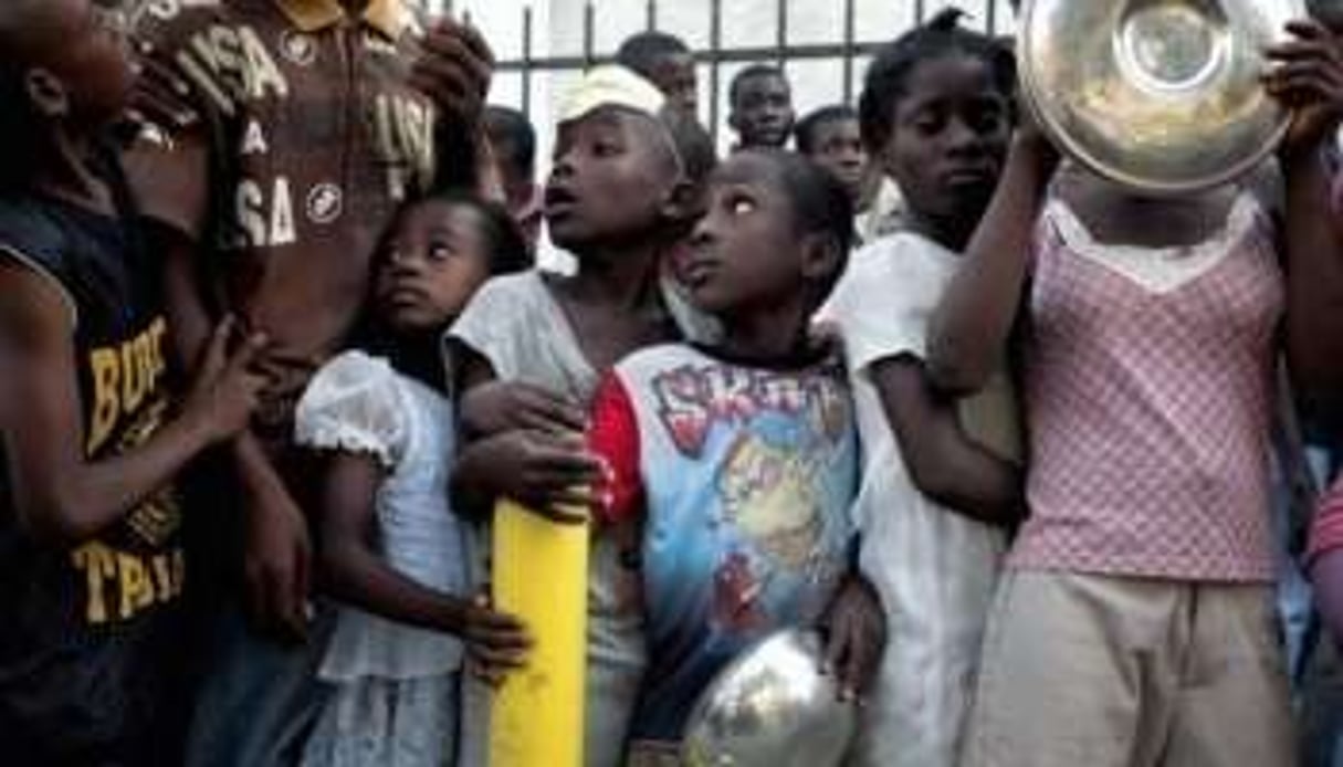 Des enfants font la queue pour recevoir de la nourriture le 28 janvier 2010 à Port-au-Prince © AFP