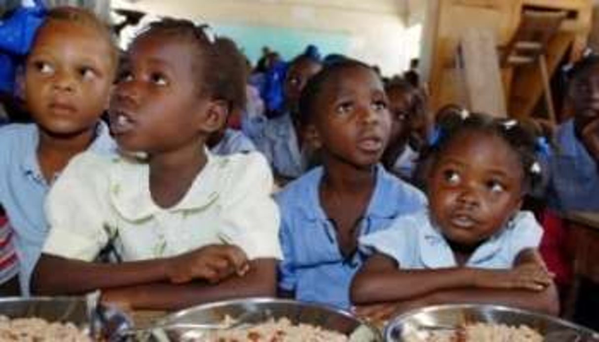 Des enfants haîtiens déjeunent © AFP