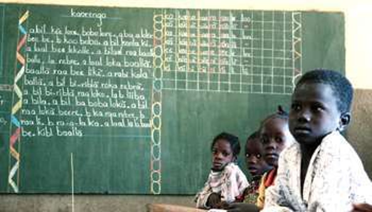 Jeunes Burkinabé apprenant en mooré © Pierre Boisselet pour J.A