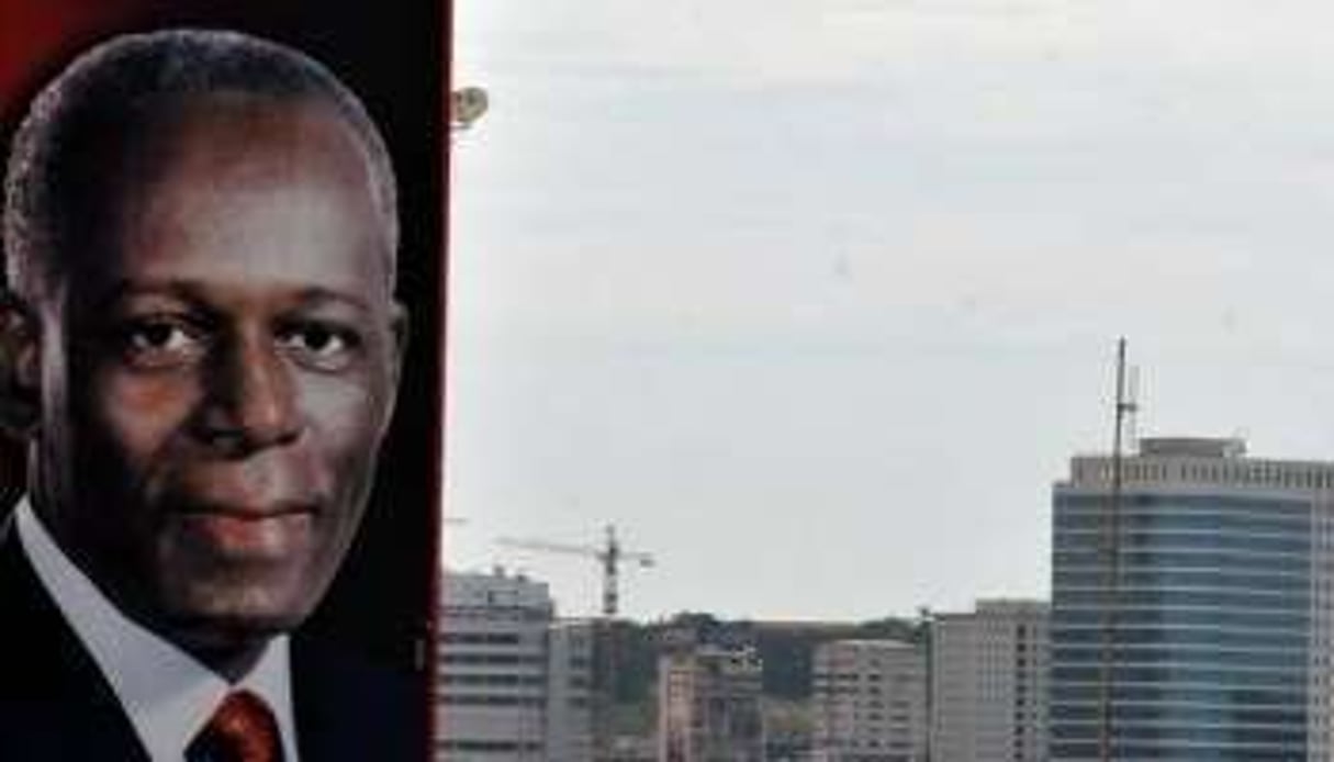 Un portrait géant du président angolais José Eduardo dos Santos, le 30 janvier 2010 à Luanda © AFP