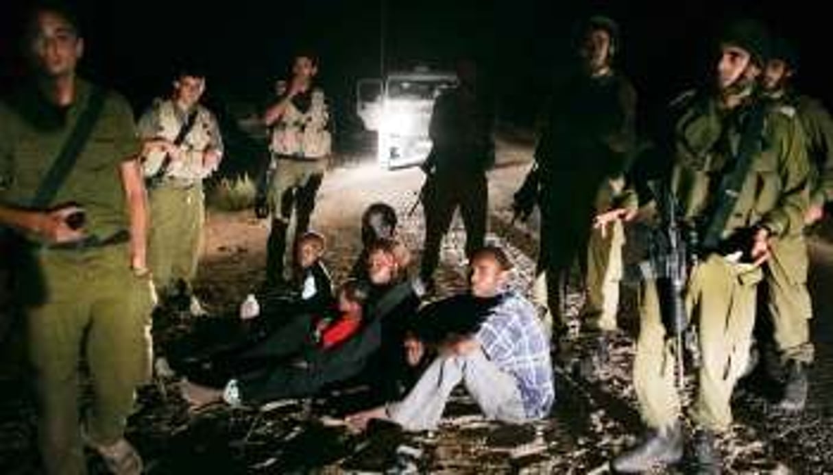 Migrants soudanais interceptés par l’armée israélienne, le 20 août 2007, dans le Sinaï © Ariel Schalit
