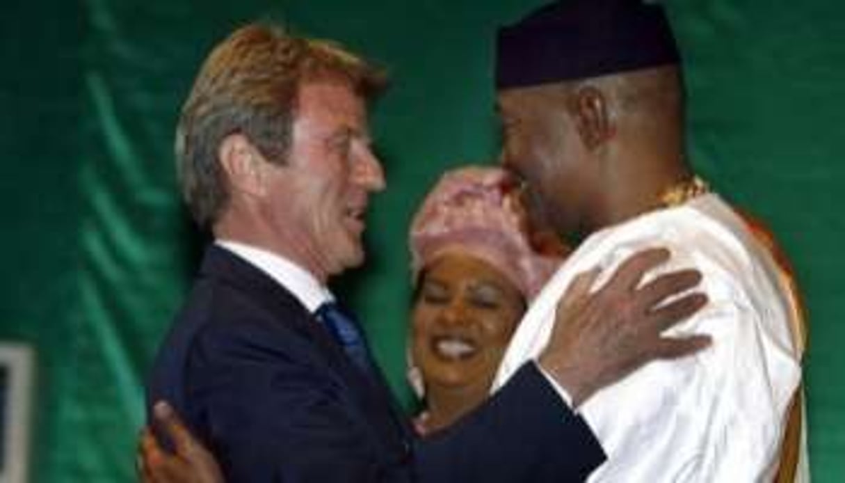 Le chef de la diplomatie française Bernard Kouchner et le président malien Amadou Toumani Touré © AFP