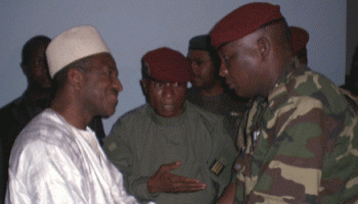 Kabiné Comara avec Moussa Dadis Camara et Sékouba Konaté, le 30 décembre 2008 © Reuters