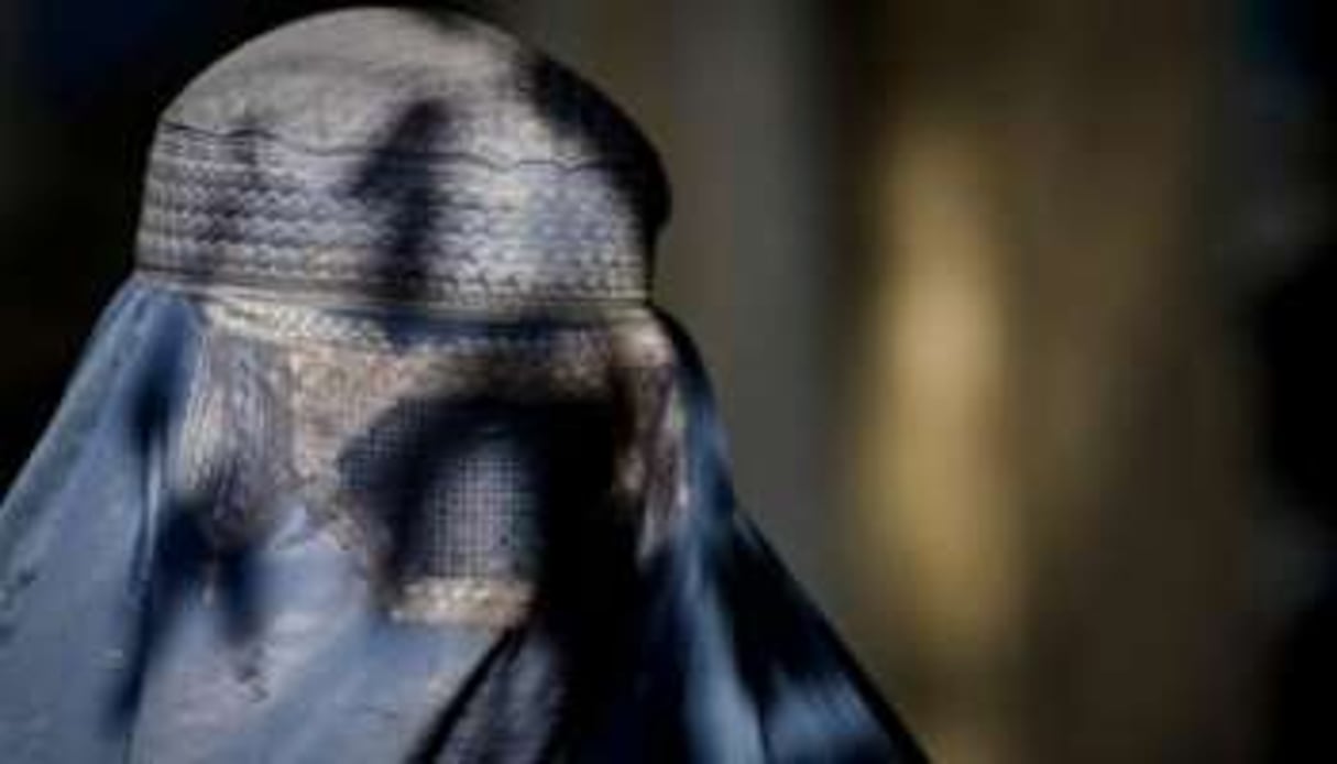 Le niqab ne pouvait laisser deviner la barbe de la fiancée © AFP