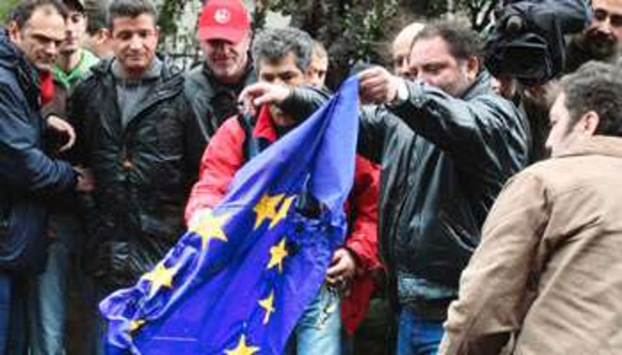 Des manifestants brûlent le drapeau européen, à Athènes, le 10 février © AP PHOTO