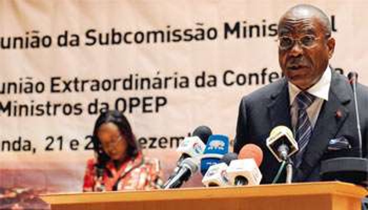José Botelho, ministre angolais des Hydrocarbures, lors du sommet de l’Opep à Luanda, déc. 2009 © AFP