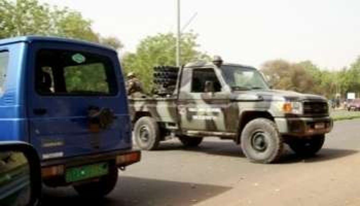 Des militaires bloquent la route avec leur véhicule, le 19 février 2010 à Niamey, au Niger © AFP