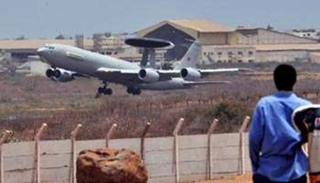 Un avion équipé d’un Awacs décolle de la base militaire française de Dakar, le 7 juin 2009 © AFP