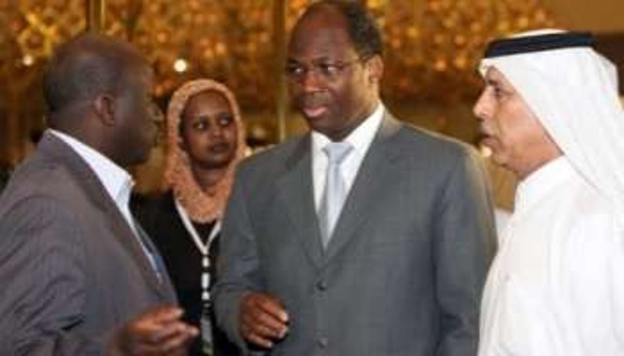 Djibril Bassolé (C), le chef de la diplomatie du Qatar, (D) et le porte-parole du JEM, le 11/02/09 © AFP