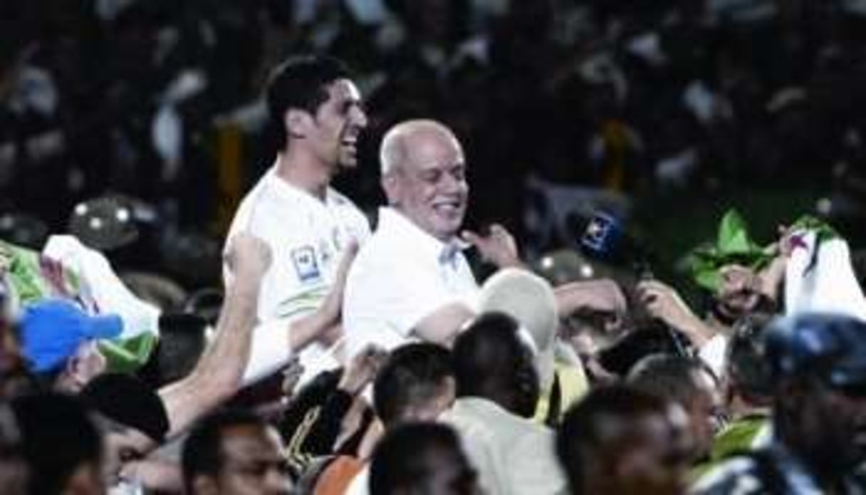 Rabah Saadane porté en triomphe après la victoire face à l’Egypte © EPA