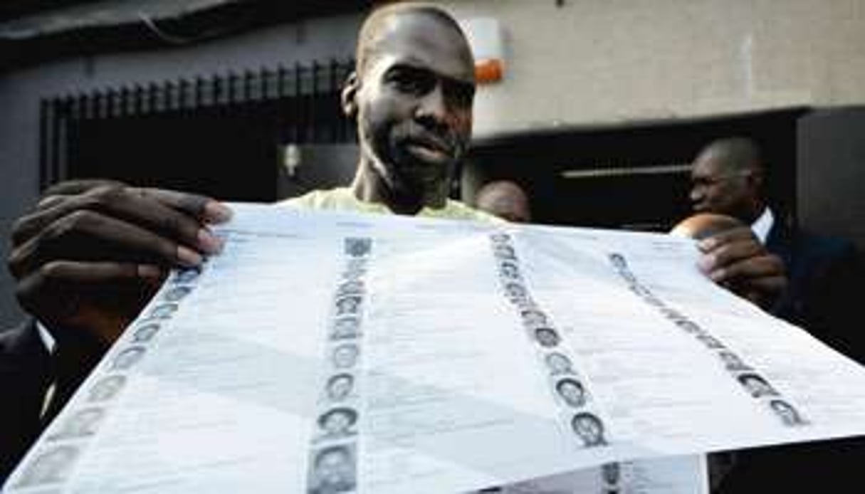 Présentation d’une liste électorale provisioire à Abidjan, novembre 2009 © Issouf Sanogo/AFP