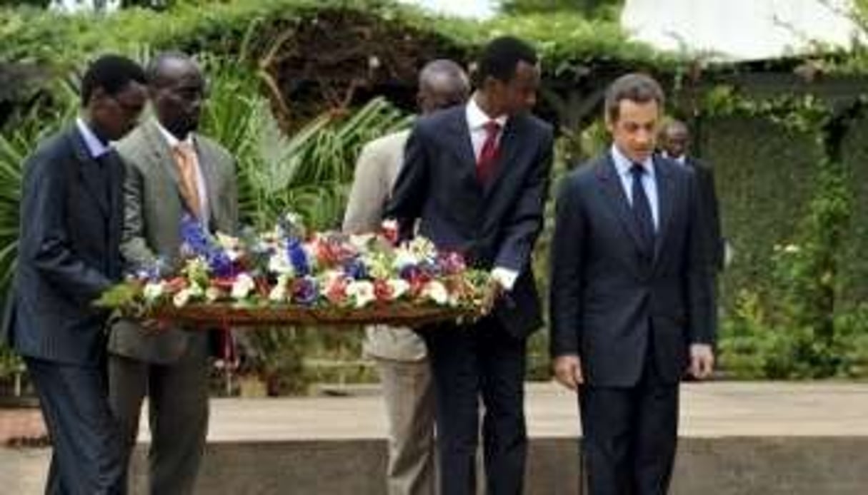 Nicolas Sarkozy rend hommage aux victimes du génocide rwandais de 1994, à Kigali le 25 février 20 © Reuters