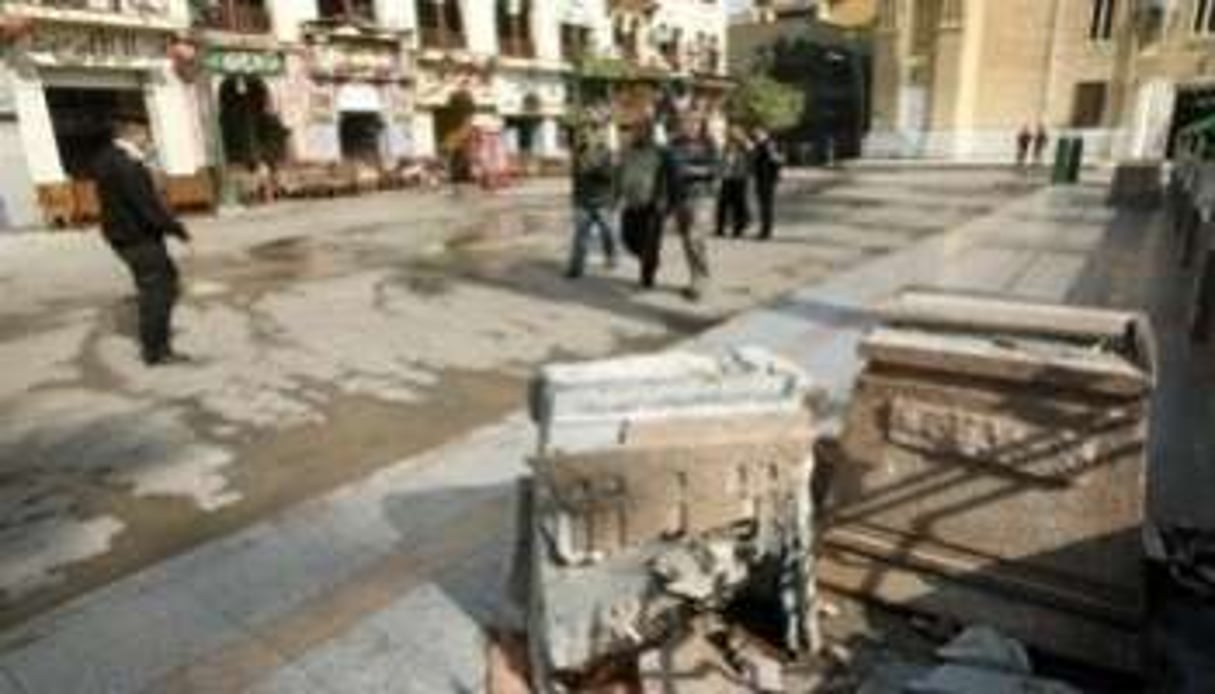 Un banc détruit devant la mosquée Al-Hussein au Caire, le 23 février 2009 © AFP