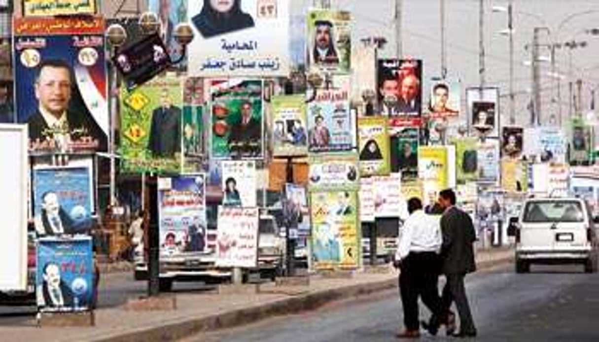 Affiches de campagne à Bassora, le 18 février © SIPA