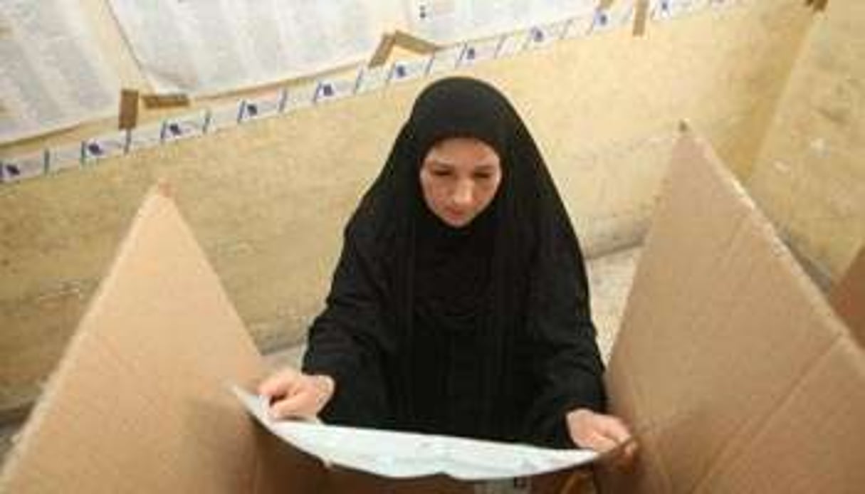 Une irakienne dans un bureau de vote près de Bagdad, le 7 mars 2010 © AFP