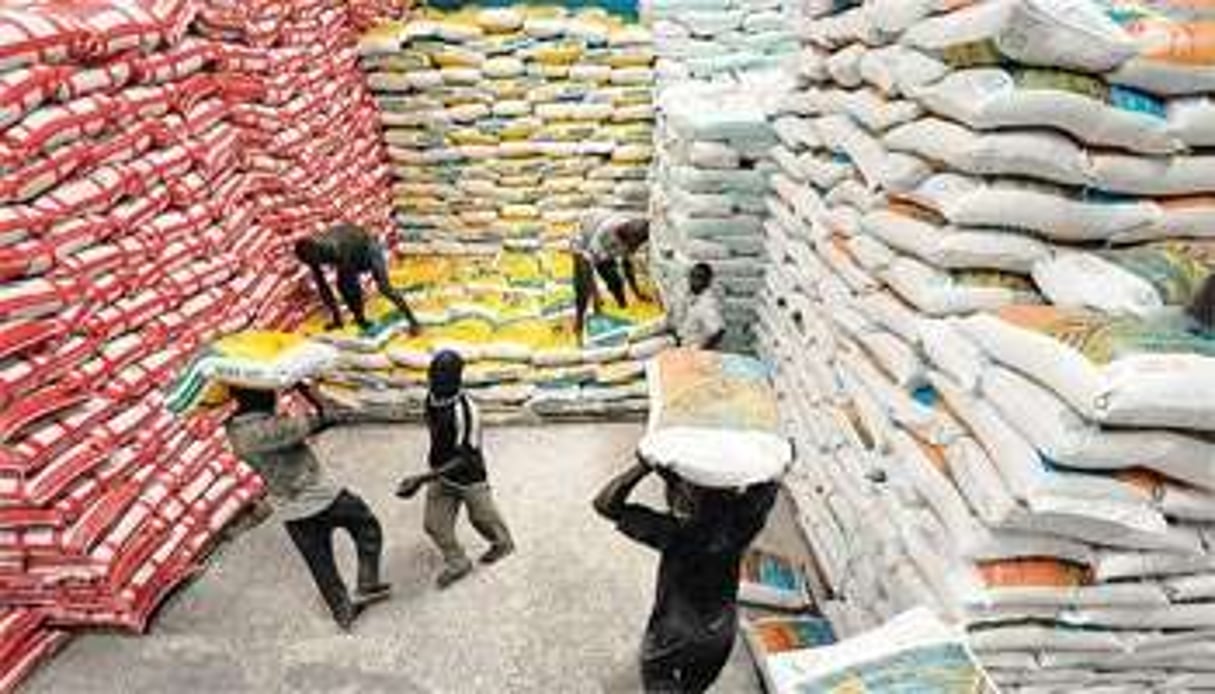 Manutention de sacs de riz importés dans le port d’Abidjan © AFP
