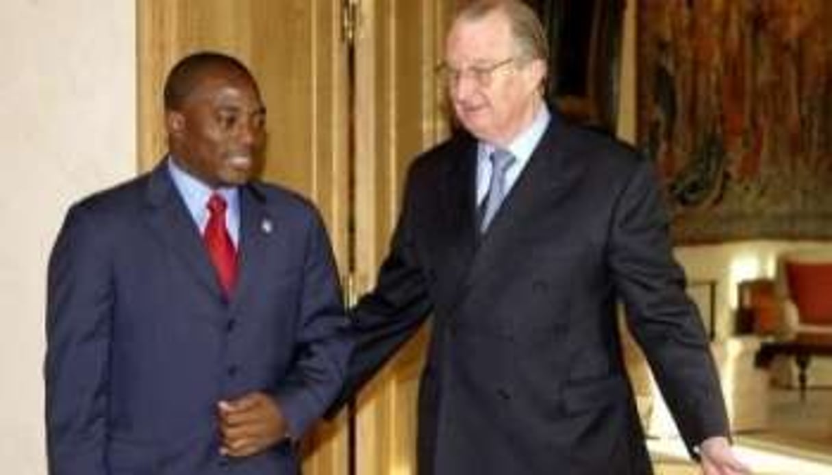 Le roi Albert II accueille Joseph Kabila le 10 février 2004 au Palais royal de Bruxelles © AFP