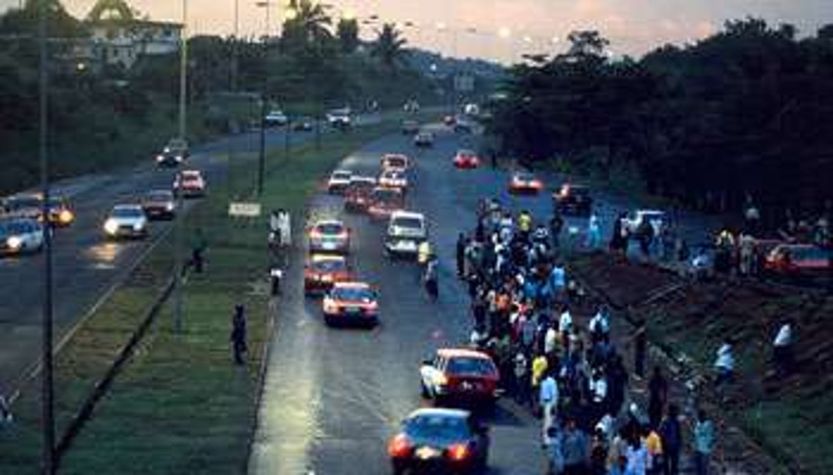 Dès l’aurore, à Libreville, les salariés galèrent pour trouver un moyen d’arriver à l’heure © Christian Dumont/REA