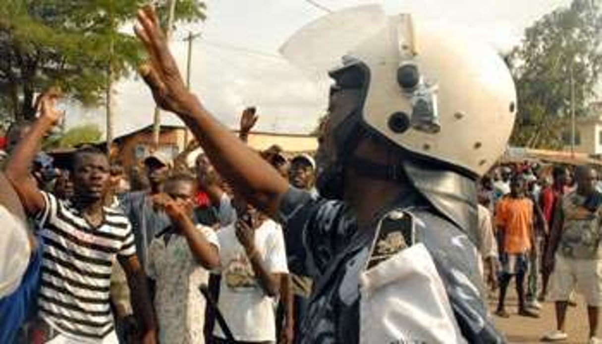 Des manifestants de l’opposition crient des slogans face à un policier, le 9 mars 2010 à Lomé. © AFP