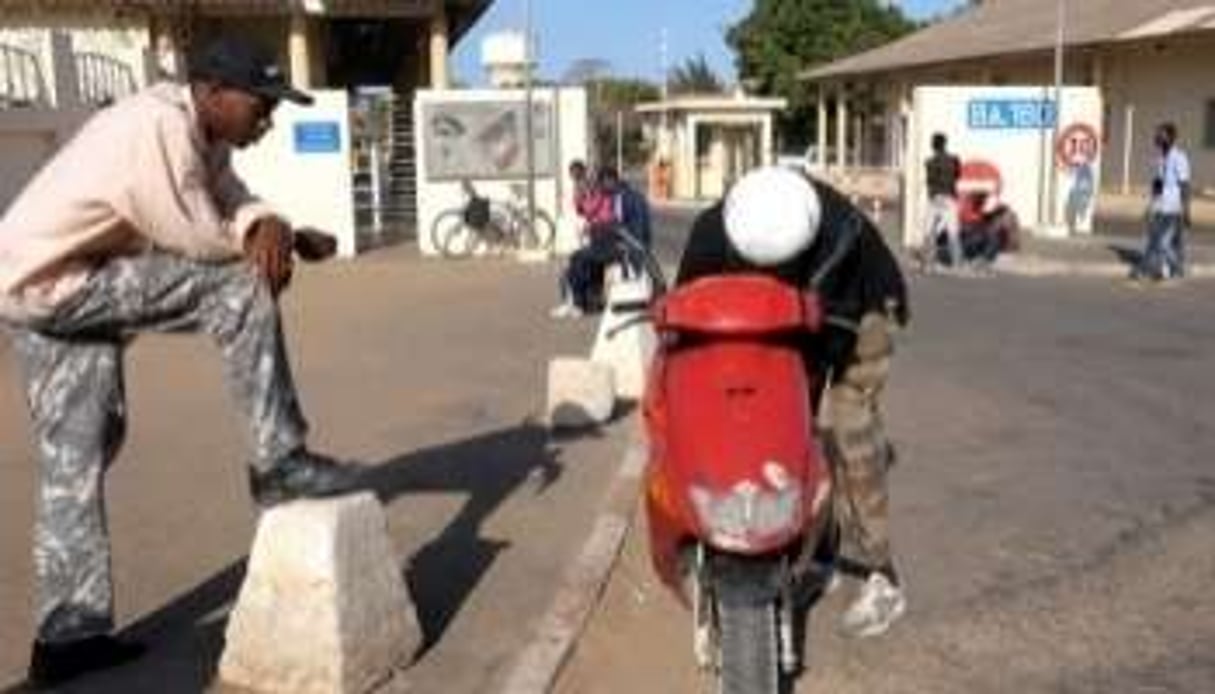 L’entrée de la base militaire française à Dakar le 20 février 2010 © AFP