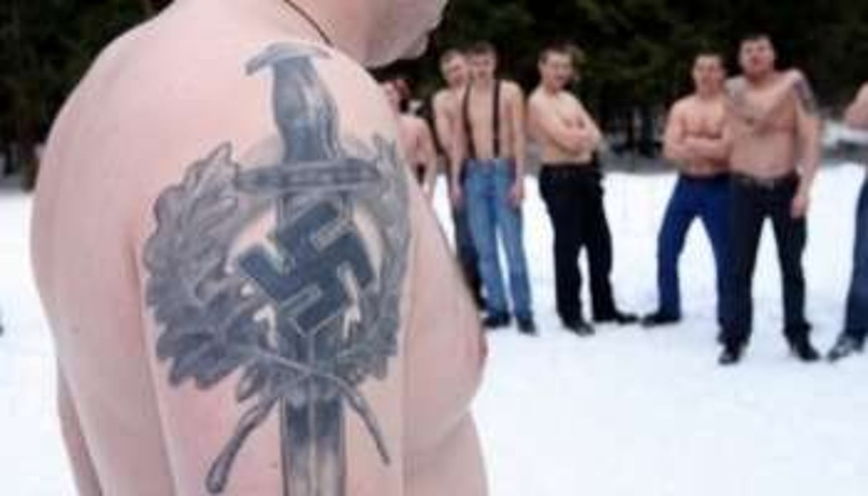Des membres d’un groupe néo-nazi dans une forêt près de Moscou le 10 mars 2008. © AFP